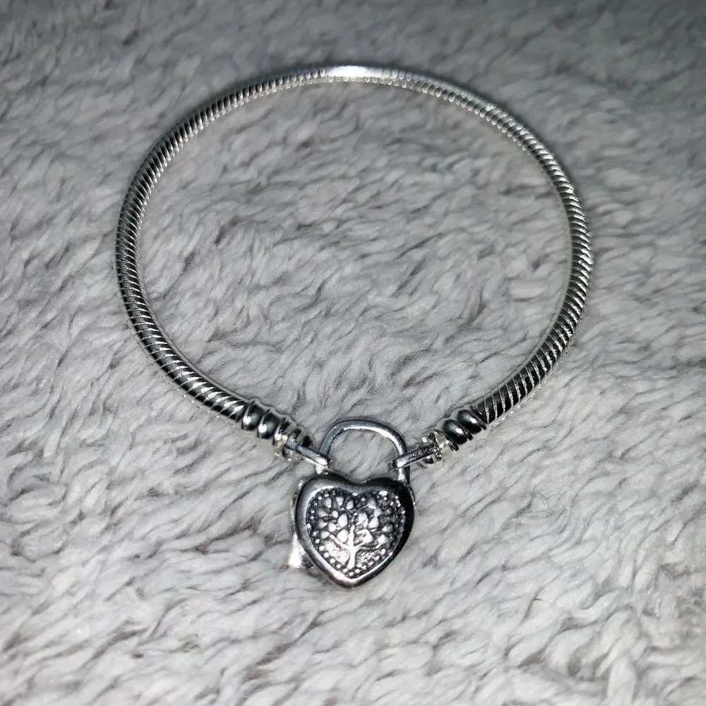 SILVER SNAKE CHAIN BRACELET WITH HEART LOCKET